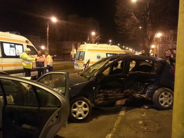 ACCIDENT RUTIER GRAV pe bulevardul Mamaia! Două maşini s-au făcut praf! - galerie foto