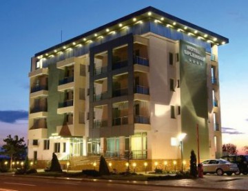 Firma luminoasă a unui hotel din Mamaia, în flăcări!
