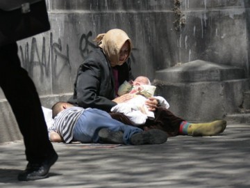 Se folosea de copilul minor să cerșească în Satul de Vacanță din Constanța