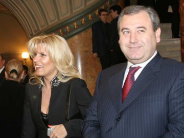 Referat DNA: Elena Udrea şi Dorin Cocoş au disimulat mita prin vânzarea şi achiziţionarea mai multor imobile