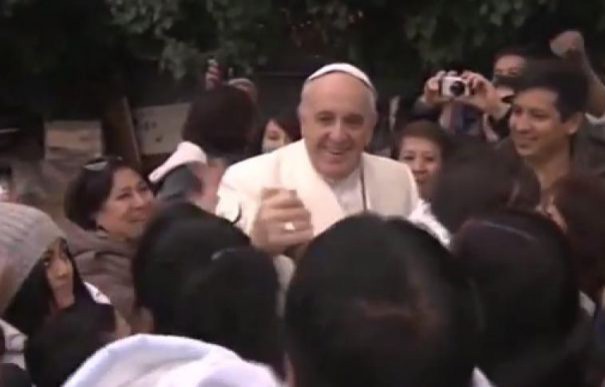Papa Francisc, vizită surpriză într-o tabără de nomazi Papa Francisc, vizită surpriză într-o tabără de nomazi