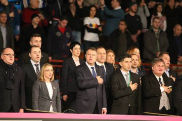 S-a ţinut de cuvânt! Preşedintele Iohannis a mers la meciul Simonei Halep şi a cântat imnul României alături de miile de spectatori din tribună