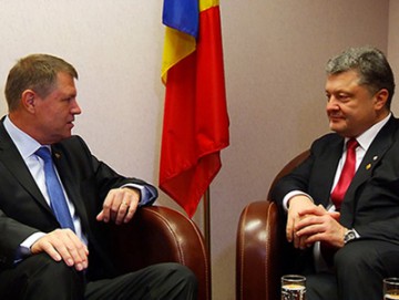 Întâlnirea dintre Iohannis şi Poroşenko a fost ”foarte caldă”. Preşedintele Ucrainei l-a salutat pe Iohannis în română şi i-a mulţumit pentru susţinere: 