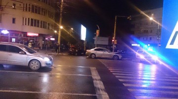 Accident spectaculos: o Dacie a fost făcută praf de un BMW!