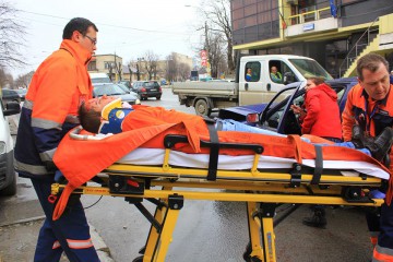 Un taximetrist a intrat în plin într-un autoturism al cărui şofer era băut: patru persoane au ajuns la spital!