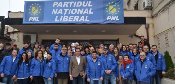 Gigi Chiru a împărțit mărțișoare doamnelor și domnișoarelor
