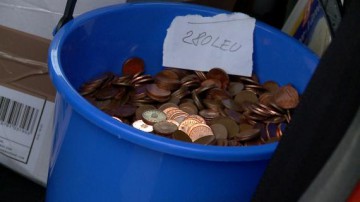 Credit în franci: un constănţean a plătit rata la bancă cu două găleţi pline cu monede de 10 şi 50 de bani!