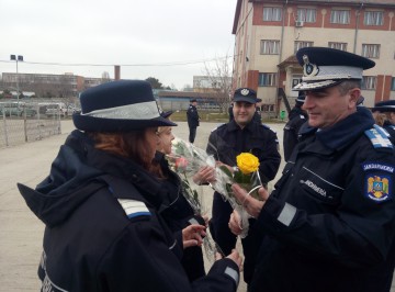 Colonelul Dima a oferit mărţişoare angajatelor IJJ
