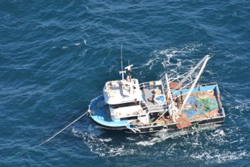 Intervenții pentru recuperarea unui pescador aflat în derivă