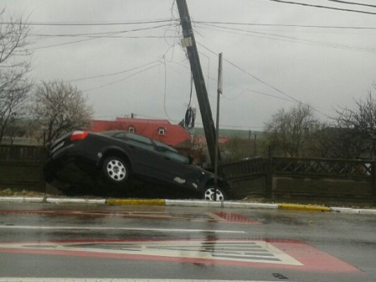 Accident spectaculos în Valu lui Traian: un Audi a fost proiectat într-un stâlp!