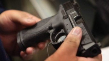 Armă cu aer comprimat nedeclarată, descoperită de poliţişti