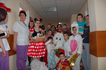 Copiii din spitale, vizitați de iepuraș. Bolnavii au primit sfânta pască de Paște