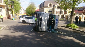 Un microbuz s-a RĂSTURNAT în Constanţa, după ce o maşină l-a lovit. Şoferul vinovat era BĂUT!