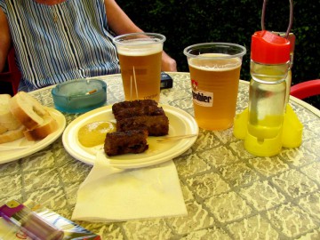 Primăria Constanţa face cinste pensionarilor cu mici şi bere, de 1 Mai