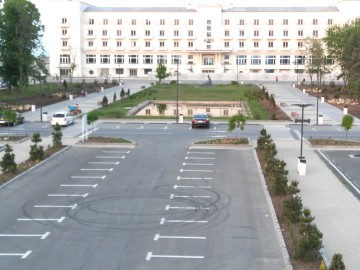 Parcarea unui hotel din Mamaia, transformată în pistă pentru drifturi şi liniuţe