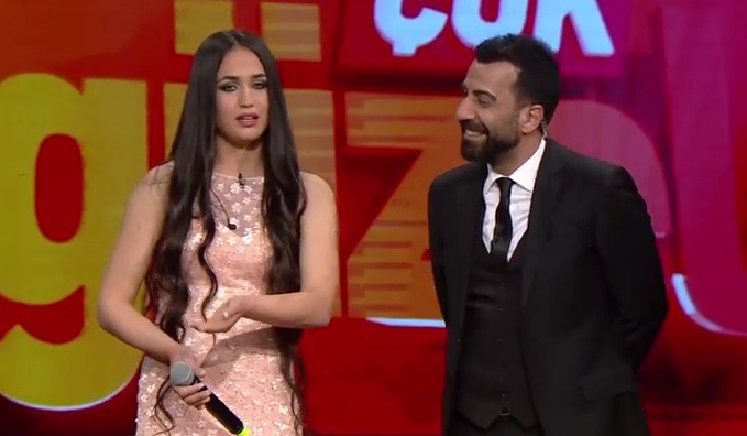 A fost ÎMPUŞCATĂ în cap pentru că a cântat la un concurs la televiziunea turcă A fost ÎMPUŞCATĂ în cap pentru că a cântat la un concurs la televiziunea turcă
