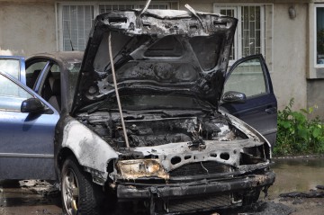 O maşină a luat foc în faţa Clinicii de Dermatologie de la Abator: şoferiţa a ajuns la spital