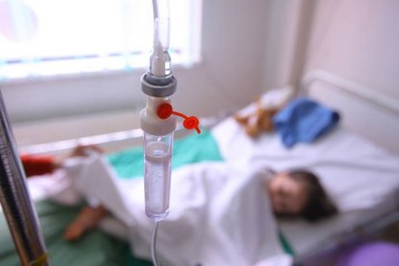 Un copil cu febră şi care vărsa cu sânge, plimbat de la un spital la altul