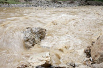 Sute de case şi mii de hectare de terenuri arabile, afectate de inundaţii