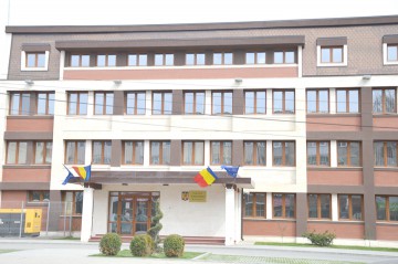 Minorul care-şi scotea iubita la „produs”, condamnat!