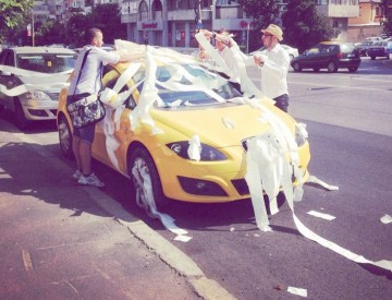 Elevii de la Telecom au „împodobit” o maşină parcată în faţa liceului cu hârtie igienică!
