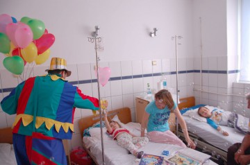 Terapie prin zâmbete, dragoste şi bucurie, la Infecţioase şi Spitalul Judeţean
