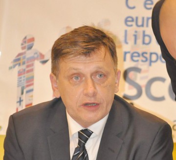 Antonescu: Am vorbit cu Ponta; amândoi avem beteșuguri fizice temporare: el la genunchi și la mine în cot