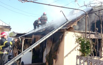 Incendiu violent în Băneasa: un bărbat şi-a dat foc la casă şi a fugit!