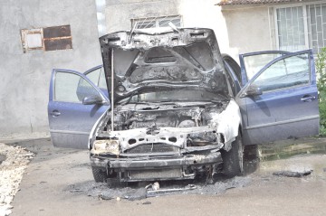 O maşină a luat foc în faţa Clinicii de Dermatologie: şoferiţa a ajuns la spital!