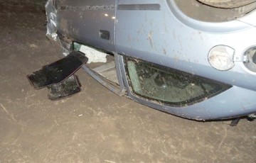 O femeie de 70 de ani s-a răsturnat cu maşina în sensul giratoriu