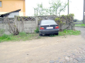 Un mangaliot beat a intrat cu maşina în gardul unei locuinţe la Călăraşi