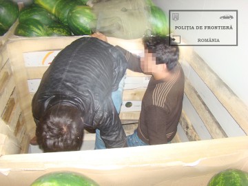 Şase migranţi, găsiţi într-un TIR cu pepeni