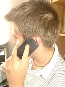 Unui bărbat i-a fost suspendat abonamentul NELIMITAT pentru că a vorbit prea mult la mobil - AUDIO!