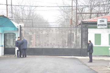 Un condamnat la închisoare a fost prins de poliţişti