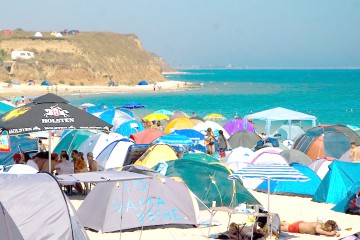 Tâlhari toxici! Turiştii de pe plaja din Vama Veche, lăsaţi fără bani, după ce sunt adormiţi cu un spray misterios