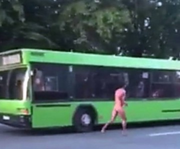 Un bărbat GOL PUŞCĂ a alergat pe străzile din Constanţa!