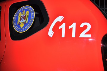 O persoană este GRAV RĂNITĂ, după ce a intrat cu maşina în farul de la Poarta 1!