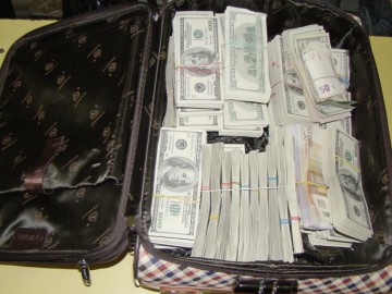 Dolarul a trecut de 4 lei