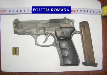 Arme şi maşini furate, confiscate de poliţişti
