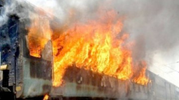 Un tren a fost cuprins de flăcări: 80 de pasageri, evacuaţi de urgenţă!