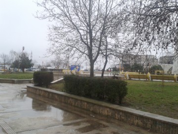 Averse, descărcări electrice și intensificări ale vântului în toată țara