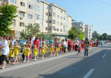 Carnavalul Copiilor a umplut străzile Mangaliei de spectacole şi voie bună