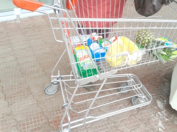 Atenţie, constănţeni: nu vă lăsaţi genţile în cărucioarele de cumpărături