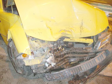 Băut şi fără permis, a furat o maşină şi s-a înfipt cu ea într-un cap de pod!
