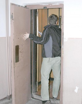 Pompierii, solicitaţi să deblocheze uşa unui lift