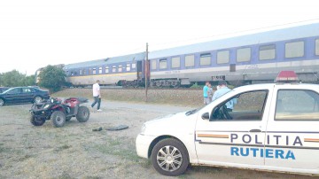 Bărbatul lovit de tren când încerca să traverseze calea ferată cu un ATV a decedat