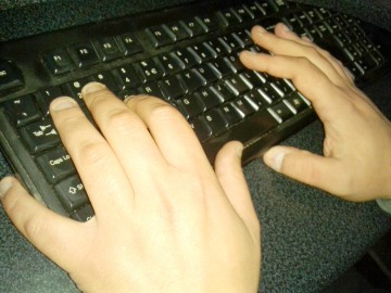 Percheziţii la persoane bănuite de infracţiuni la drepturile de autor şi spălare de bani