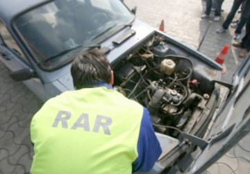 Poliţiştii şi inspectorii RAR verifică autoturismele