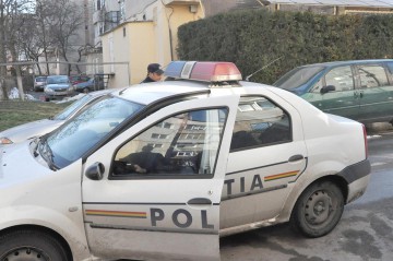 Un vitezoman băut s-a răsturnat cu maşina pe DN 22