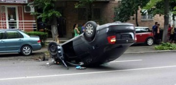 Accident pe bulevardul Ferdinand: o maşină s-a răsturnat!